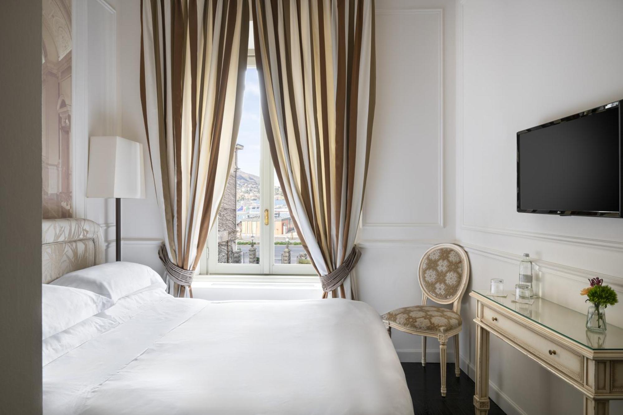 Zimmer mit Kingsize-Bett und Seeblick