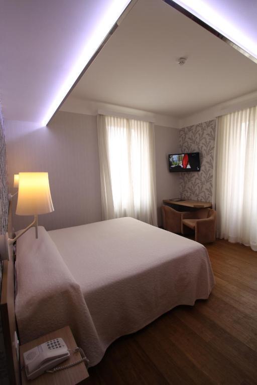 Doppel- oder Zweibettzimmer